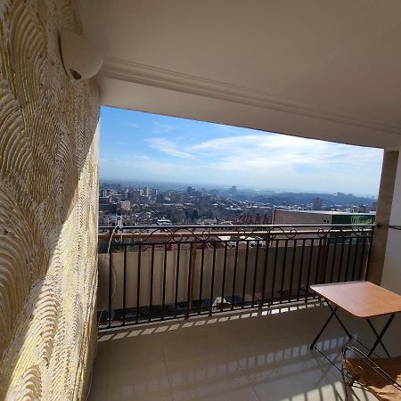 エレバンFlat With Balcony On Cascadeアパートメント エクステリア 写真